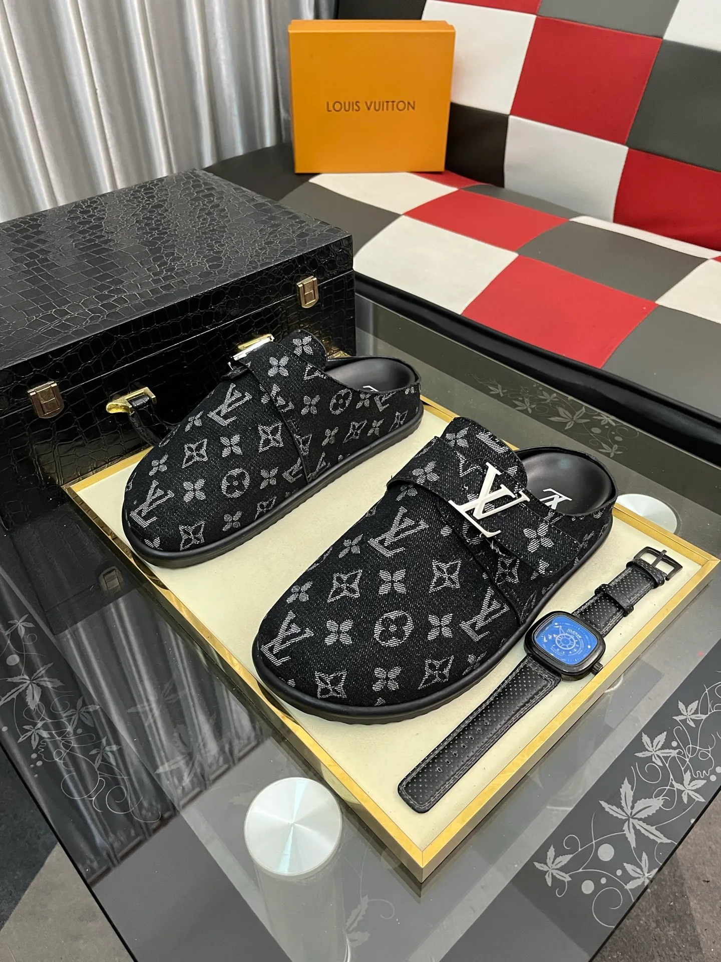 Men's shoes 💰380⌚️⌚️2025 new men's casual sandals and slippers, made of suede cow leather, with Monogram pattern to highlight the trendy style. Adjustable straps illuminated with LV letters, while a resilient insole and micro outsole provide lightweight comfort. Made of suede cow leather with embossed Monogram pattern and brand element metal hardware✅Adjustable straps➕Tough insole‼ ️Micro outsole. Comfortable and easy to wear‼ ️size: 38-443️⃣Colors available